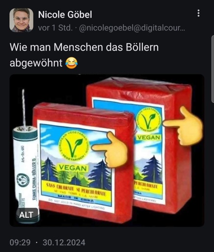 Wie man Menschen das Böllern abgewöhnt: ein Foto von Böllerverpackungen mit "vegan" Label.