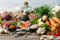 Following a Mediterranean diet reduces the risk of cognitive decline in older people